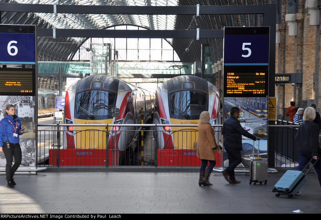 A pair of EMU set wait for departure